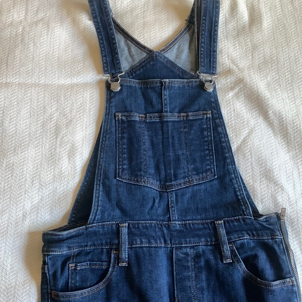 Levi’s Overalls in dark blue rinse in a size 31